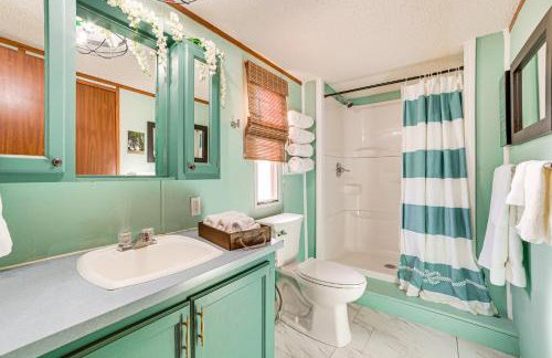 Walk to Houghton Lake! Family Retreat with Patio - Foto 15