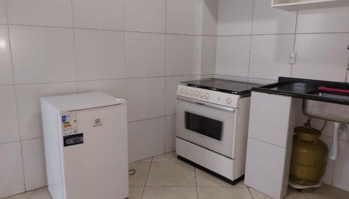 Dois quartos Cozinha completa Wi Fi Self check in com senha Central e perto de tudo a 4,4Km da Rodoviária e 15,4 km do Aeroporto Apartamento 301 - Foto 4, stove, minibar