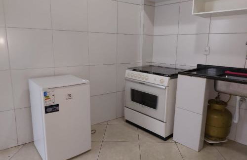 Dois quartos Cozinha completa Wi Fi Self check in com senha Central e perto de tudo a 4,4Km da Rodoviária e 15,4 km do Aeroporto Apartamento 301 - Foto 4