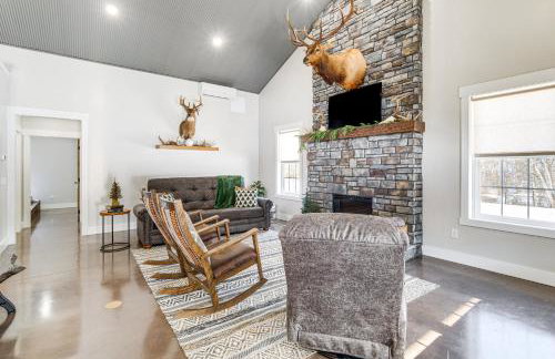 Family Retreat with Fire Pit and Yard in Mineral City - Foto 6