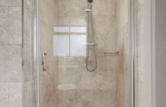 JOIVY Stunning 3 Bed Lodge With Gardens At Gilmerton House - Photo 26