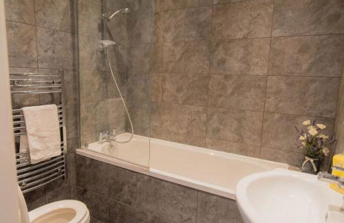 Portsmouth City Centre Modern Apartment - with Free Parking - Photo 11