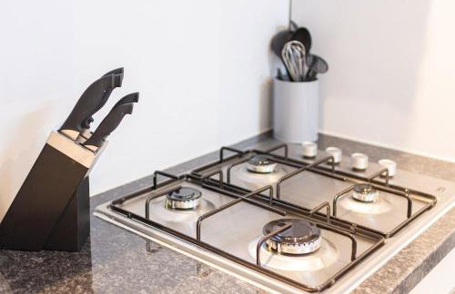 Amanah Properties - Elegant 4-Bedroom Home in Wembley with Parking, Perfect for Contractors - Foto 29