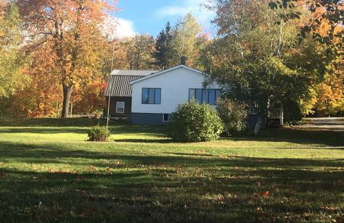 Embrace Nature in this Breathtaking Cottage in Portage Lake, Maine - Foto 1