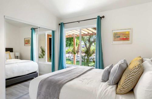 Experience Modern Luxury at Desert Hideaway - Foto 23