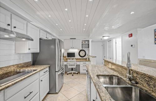 Luxury direct oceanfront corner penthouse with heated pool and garage parking - Foto 41