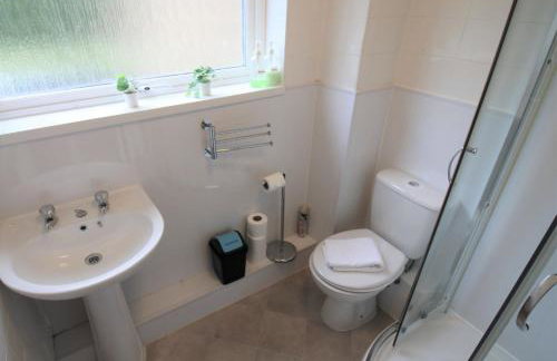 H21 -3 bed Close to Town Drive Parking 2 toilets Contractor Digs - Photo 33