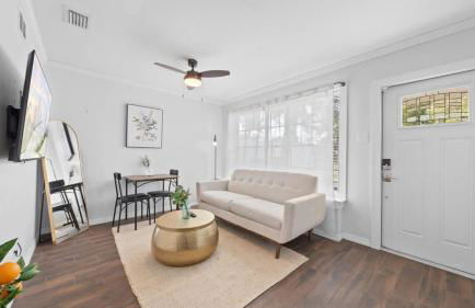 Comfy Modern Farmhouse Cottage w/ Private Patio! - Foto 8