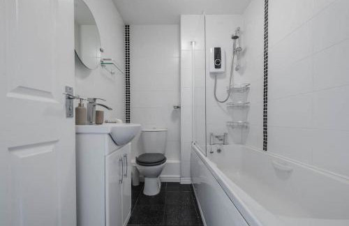 Charming House with Free Parking - Photo 41