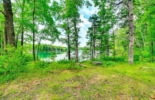 Rustic Michigan Lakeside Cabin with Private Dock! - Foto 23