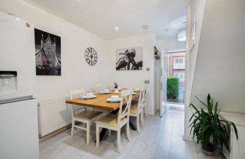Entire 4-Bed House & Parking, Steps from ICC & Utilita Arena Birmingham & Broad Street - Photo 13
