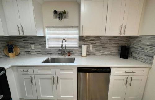 Stylish Chic King Bed Ybor DT - Foto 9