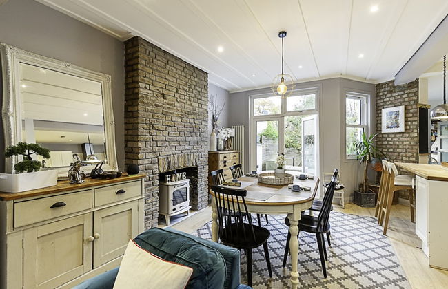 Gorgeous 4-bed Home With a Fireplace and Terrace - Foto 18