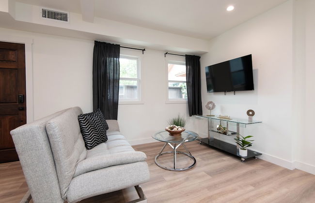 Beautiful House in Atwater Village - Photo 10