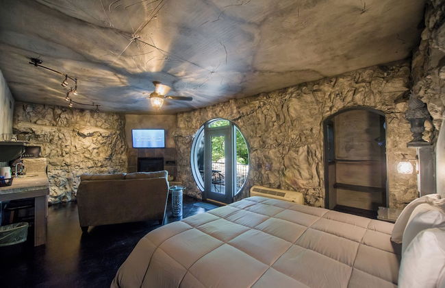 Eureka Springs Treehouses, Hobbit Caves & Castles - Photo 18