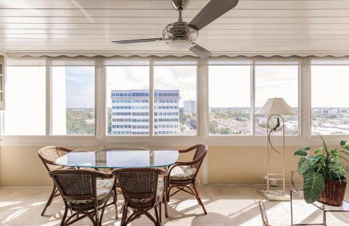 1055-607 Pond View High Rise with Remodeled Kitchen - Foto 18