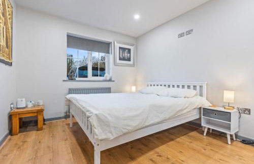 Large 4 Bedroom House Bricket Wood, Van & Car Parking, Sleeps 8 - Foto 14