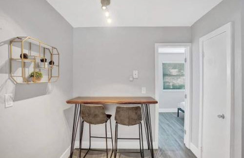 Rustic Retreats Beachy 1BR for 4 guests in the heart of Fort Lauderdale - Foto 14