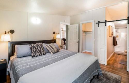 Renovated Bungalow Getaway - Foto 35