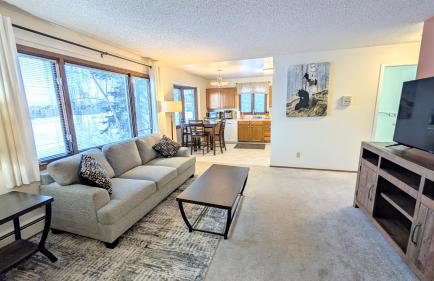 Spacious Downtown 2-bdrm Apartment - Photo 37