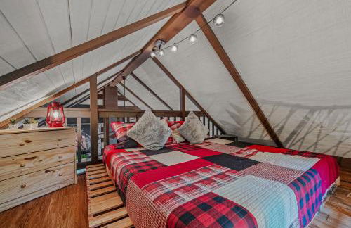 River Walk Cottage - Hot Tub - Pet Friendly - Swing - Screen Porch - River Access - Fire Pit - Wifi - Grill - Deck - King Bed - Foto 17