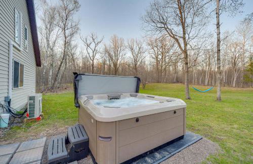 Cozy Birchwood Retreat on UTV Trail with Hot Tub! - Foto 3
