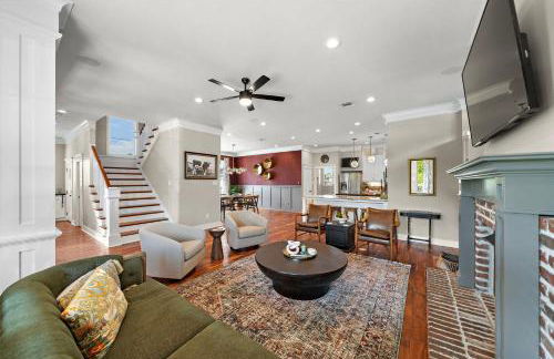 Luxury 5 BR 4 Bath, Hot Tub, Outdoor Kitchen, Across Street from Kyle Field! - Foto 8