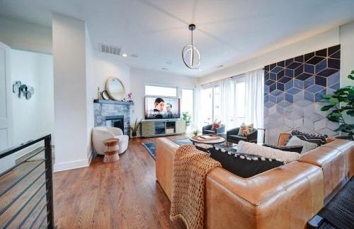 Modern Rooftop Townhome w Hot Tub & Skyline Views - Photo 22