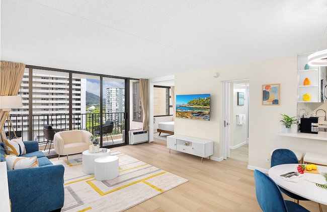 Waikiki Banyan escape with pool, parking & steps to beach - Foto 159