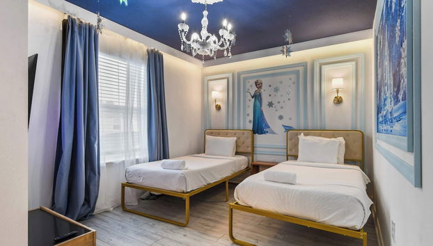 Avengers Game Room 10br Villa W/private Pool Spa - Foto 3, Habitación