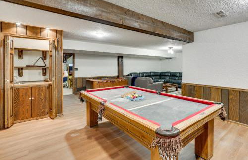 3,000-Sq-Ft Group Getaway with Pool Near Kansas City - Foto 25