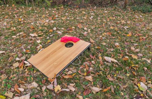 Game Room and Huge Yard with Fire Pit Yard Games and BBQ Near UE and Downtown - Foto 54