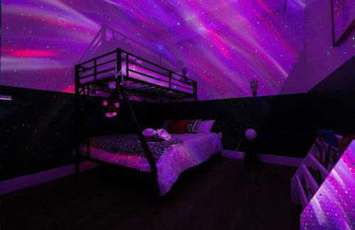 Apt+ 2 Queens+Bunkbed+Free Parking 55"TV - Photo 9