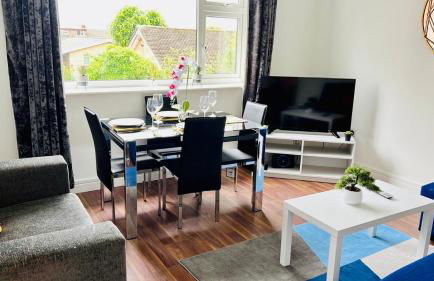 Spacious and Bright 2 Bedroom Apartment, Sleeps 6, 1st Floor with Free Parking, Business and Leisure by Jesswood Properties - Photo 9