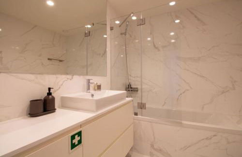 Gaia Elegant Apartment with Patio by LovelyStay - Foto 35