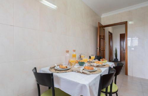 Sunny Cozy Flat w/ Terrace - São João - Foto 27