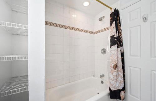 Wrigley 2BR, 1BA with Free Parking - Foto 11