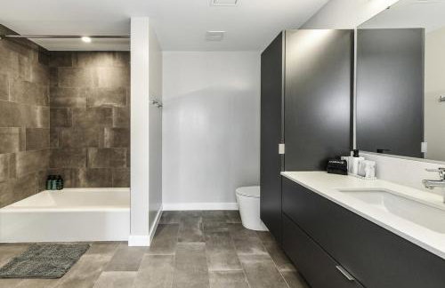 Stylish 2BR Retreat Gym Parkng and Scenic Rooftop - Foto 33