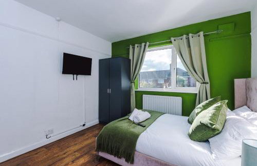 The Lyme Lounge - Contemporary & Stylish 3BR Home - Sleeps 7 with Parking & Wi-Fi - Perfect For Business or Work Stays - By Parydise Properties - Foto 6