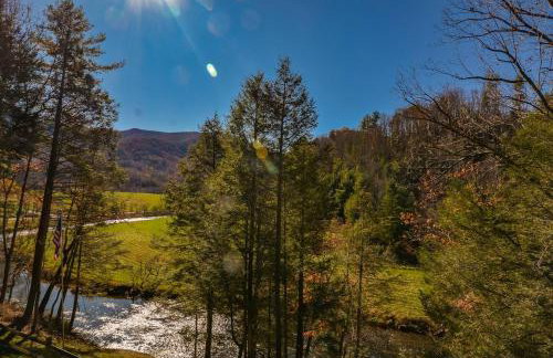 Luxury Riverfront Lodge - Sleeps 12, VIEWS, Fireplaces, Dogs OK - Photo 32