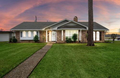 Relax and Play 3BR Retreat w Sunroom - Foto 12