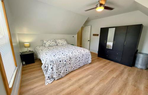 91M Renovated Bethlehem home with hot tub, firepit, large yard, walk to restaurants - Photo 26