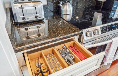 Seaside Serenity Steps to Beach Deck & Porch - Foto 26