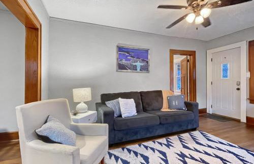 Roomy 4BR by Drake Sleeps 13 HUGE yard - Foto 7