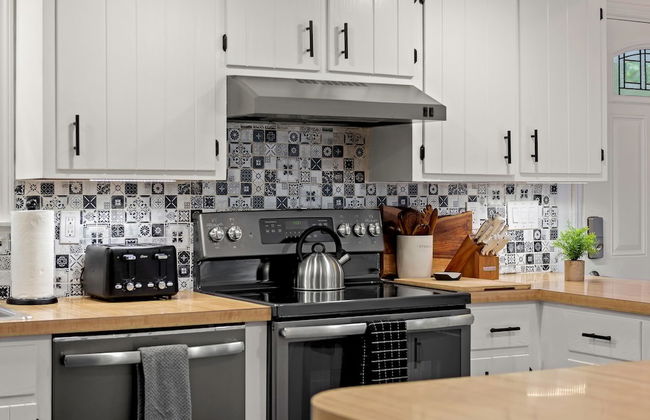 The Evergreen Escape by Avantstay Modern Cabin w Volleyball Court Hot Tub - Foto 17