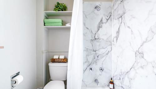 Jungle House Luxury Stays - Columbus Downtown Short North - Foto 5, towels, Shower