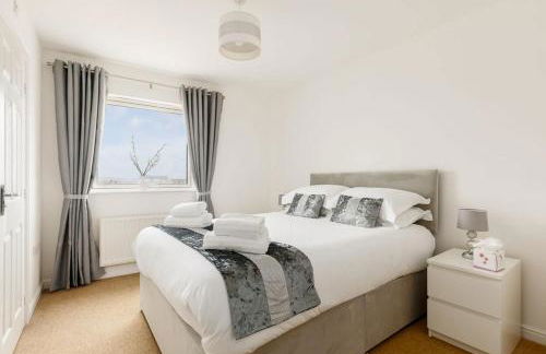 Ocean Breeze - Stunning Harbour Views from Private Balcony - Photo 6