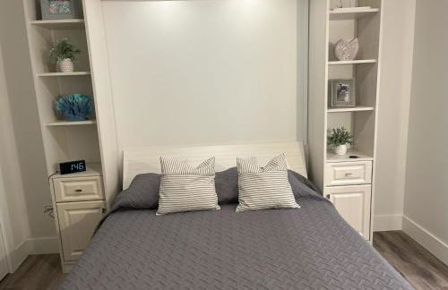 Luxury 2 Bed 2 Bath Waterfront Condo with Patio Sunsets Gym and Parking - Foto 41