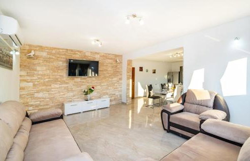 Awesome Home In Modric - Photo 3