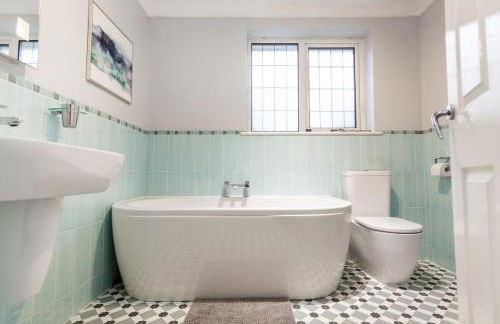 Elegant 5-Bed Home, Families & Friends, Sleeps 6, Parking, Free Wi-Fi - Foto 5